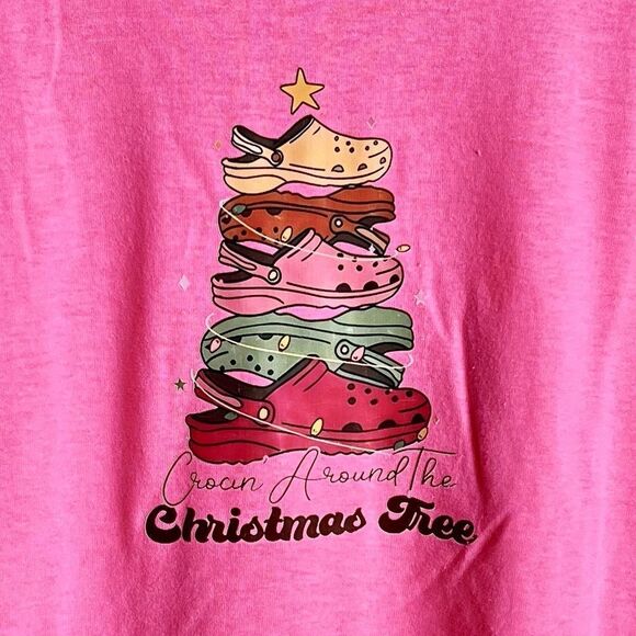 Gildan Pink Graphic T-Shirt with Crocs Christmas Tree NWOT - Picture 1 of 3